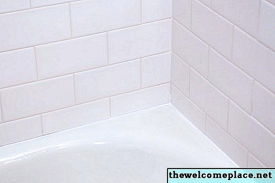 Como remover o mofo calafetado da banheira