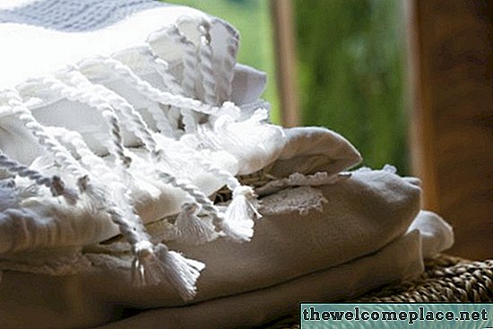 كيفية إزالة البقع العفن من بطانية