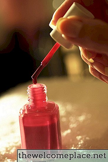 كيفية إزالة طلاء الأظافر من الجلد