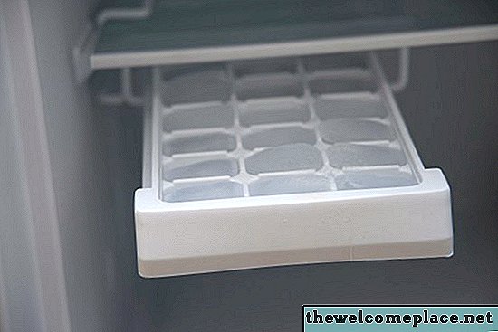 كيفية إزالة الرائحة من صواني الجليد