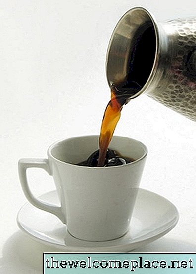 Како уклонити старе мрље од кафе са тепиха