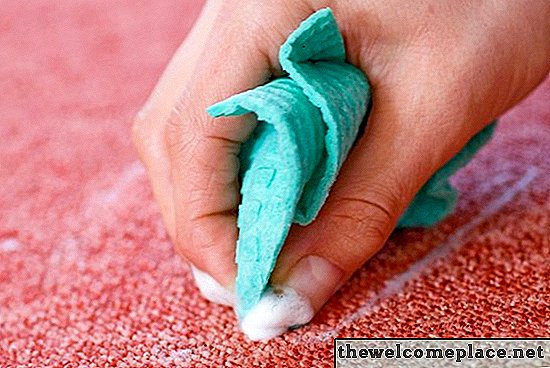 Как да премахнете старите петна в урината от килим