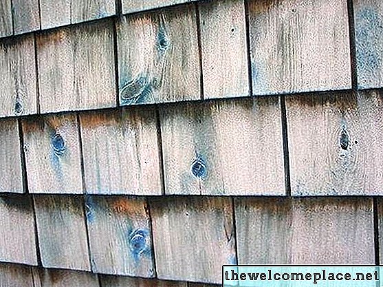 Cómo quitar la pintura de las tejas de cedro