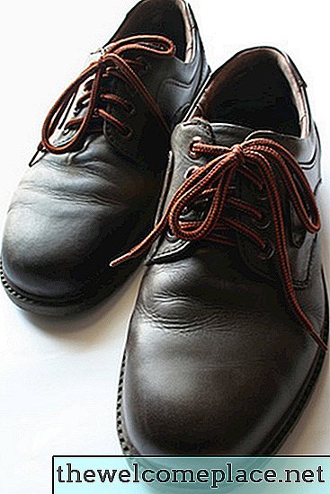 Как да премахнете боя от кожени обувки