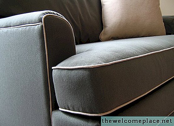 كيفية إزالة الطلاء قبالة الأريكة النسيج عندما تكون في المنزل