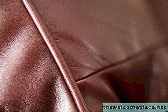 Comment enlever les poils d'animaux d'un canapé en cuir