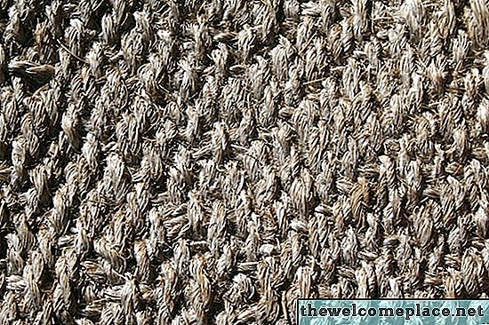 Cómo quitar las manchas de orina de mascotas de una alfombra de sisal