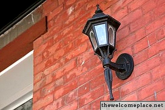 Come rimuovere una copertura della luce del portico per cambiare la lampadina
