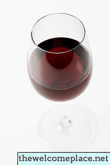 Ako odstrániť červené víno z semišu alebo kože