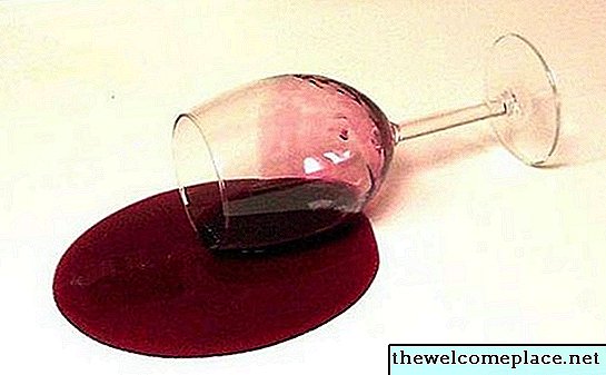 Hoe rode wijnvlek uit de voeg te verwijderen