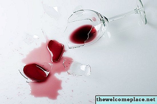 Cum să îndepărtați un recipient de vin roșu de pe un blat laminat
