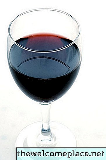 Cum se îndepărtează petele de vin roșu din piele