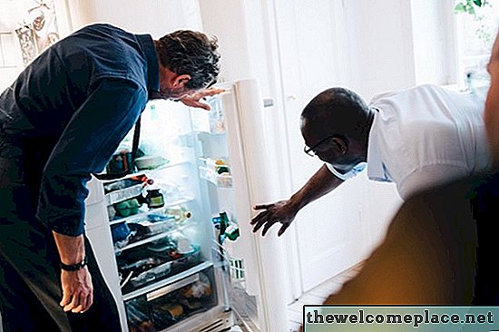 Hvordan fjerne en kjøleskap dreneringspanne