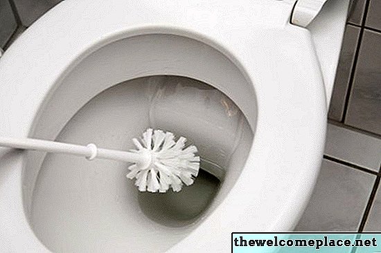 So entfernen Sie Rost aus einer Toilettenschüssel