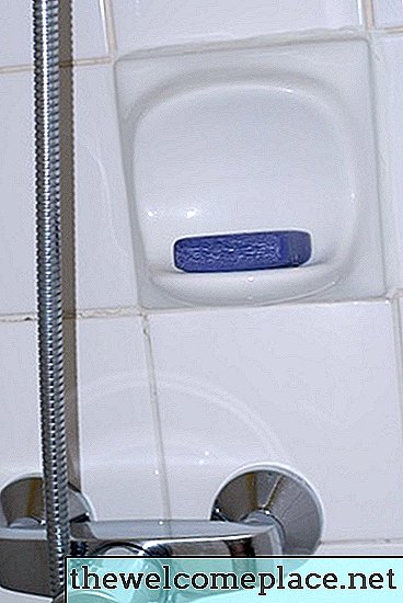 Hoe een douche-zeepbakje te verwijderen