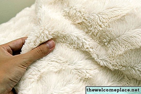 Sådan fjernes en lugt fra en fleece-tæppe