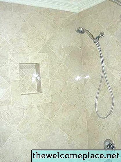 Comment enlever les résidus de savon des murs de douche en marbre