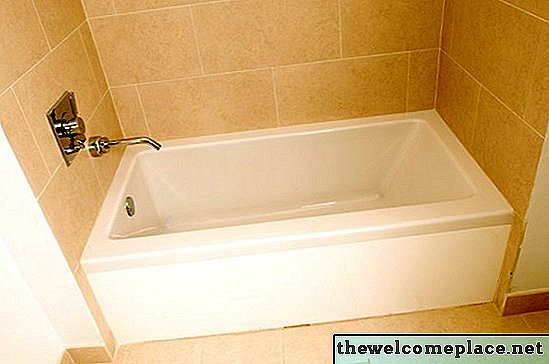 Como remover espuma de sabão em uma banheira de acrílico