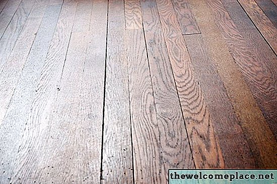 Jak odstranit skvrny z dřevěných podlah