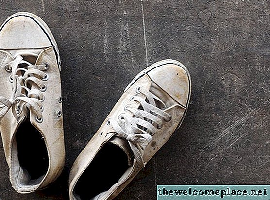 كيفية إزالة البقع من أحذية تنس بيضاء