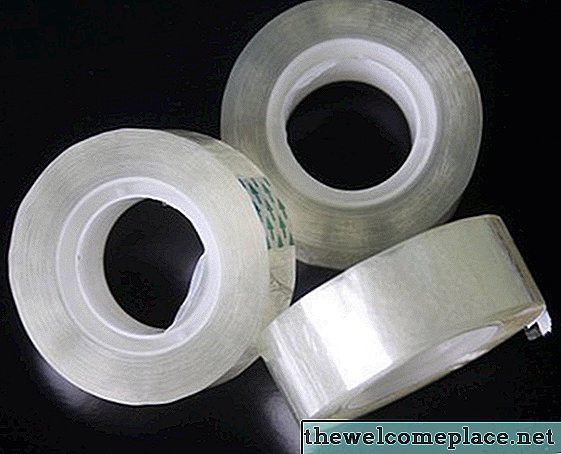 Restanten van tape van plastic verwijderen