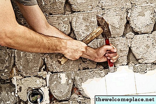 Come rimuovere Backsplash per piastrelle senza danneggiare il muro a secco