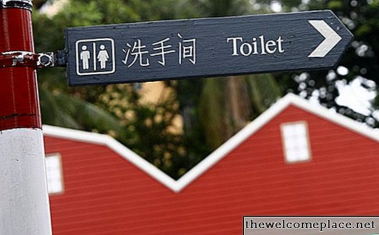 So entfernen Sie die Scharnierschrauben eines Toto-Toilettensitzes