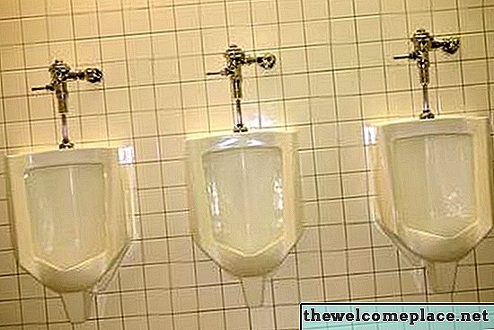 So entfernen Sie ein Urinal