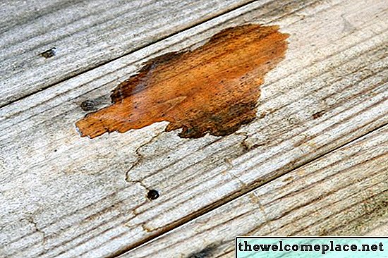 So entfernen Sie Uringeruch aus Holz