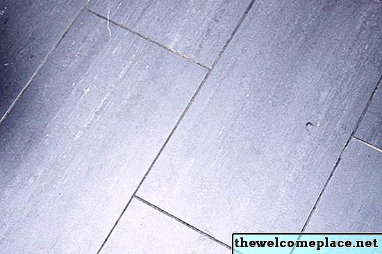 Come rimuovere l'odore di urina da un pavimento di piastrelle