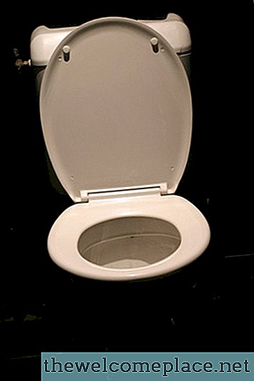 Slik fjerner du urinlukt fra et toalett