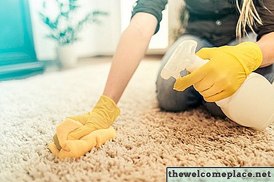 So entfernen Sie Erbrochenes Geruch von Teppich