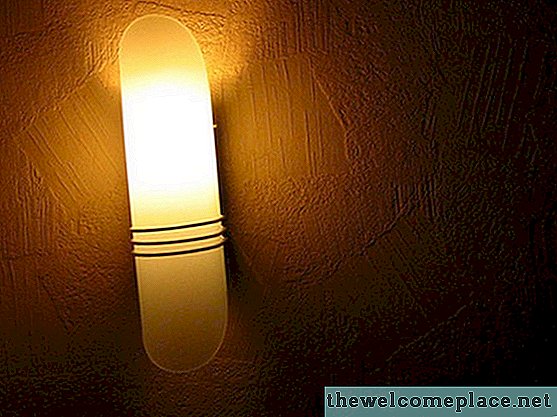 Comment enlever une lampe murale