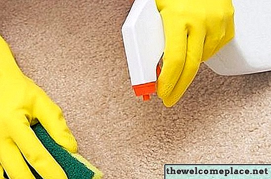 Hoe watervlekken van tapijt te verwijderen