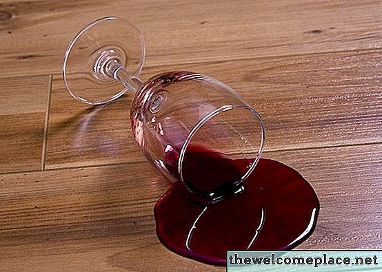 Come rimuovere una macchia di vino dal legno