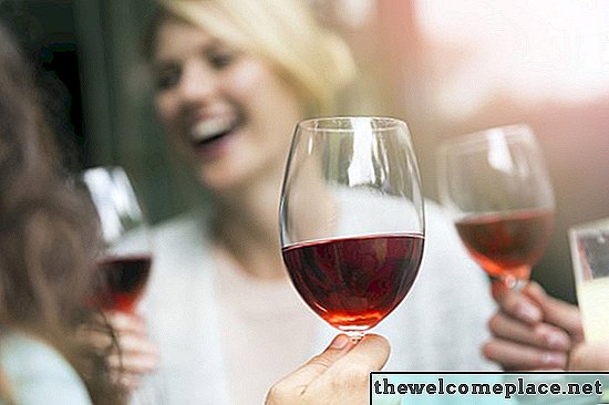 Wie man Weinflecken vom Glas entfernt