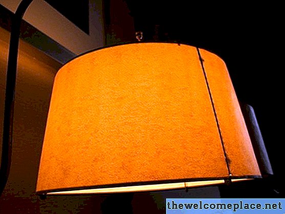 So entfernen Sie Falten von einem Lampenschirm