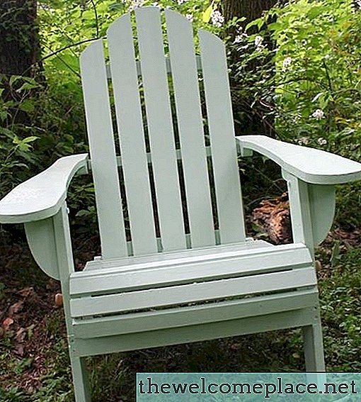 Adirondack-stoelen opnieuw schilderen