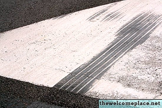 Как да поправите отстъп на асфалтовата алея
