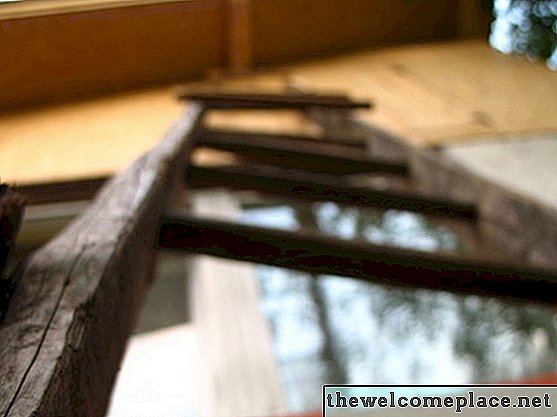 屋根裏部屋の梯子のばねを修理する方法