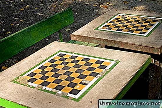 Како поправити покварени бетонски сто за пикник