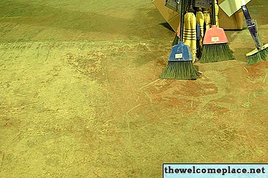Como reparar buracos de tira de aderência de carpete em concreto