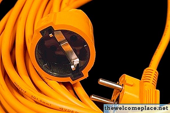 Как да ремонтирате електрически кабели с електрическа лента