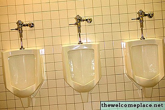 Hvordan reparere en manuell Royal Spyleventil på en urinal