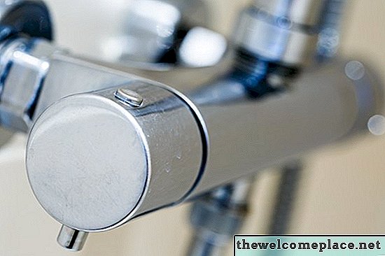 Como reparar uma válvula misturadora Moen para um banho