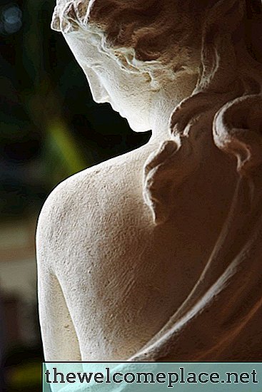 Come riparare una scultura in gesso