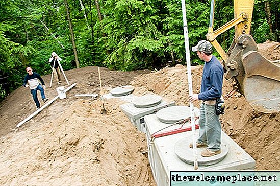 Cómo reparar una tubería de drenaje del tanque séptico