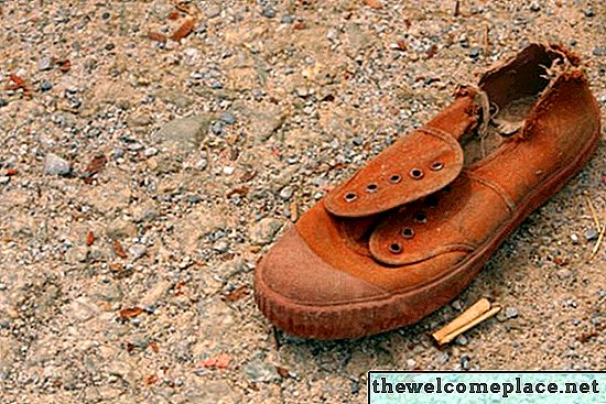 Cómo reparar un zapato con cemento de goma