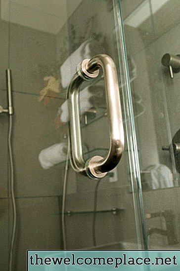 Hoe een magneetstrip van een douchedeur te repareren