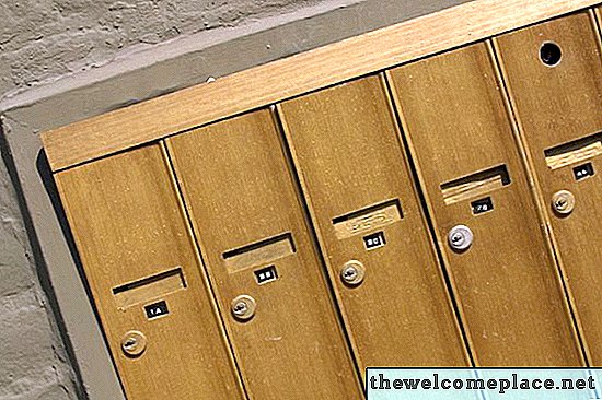 Sådan udskiftes en mailbox-lås til en lejlighed eller lejlighed